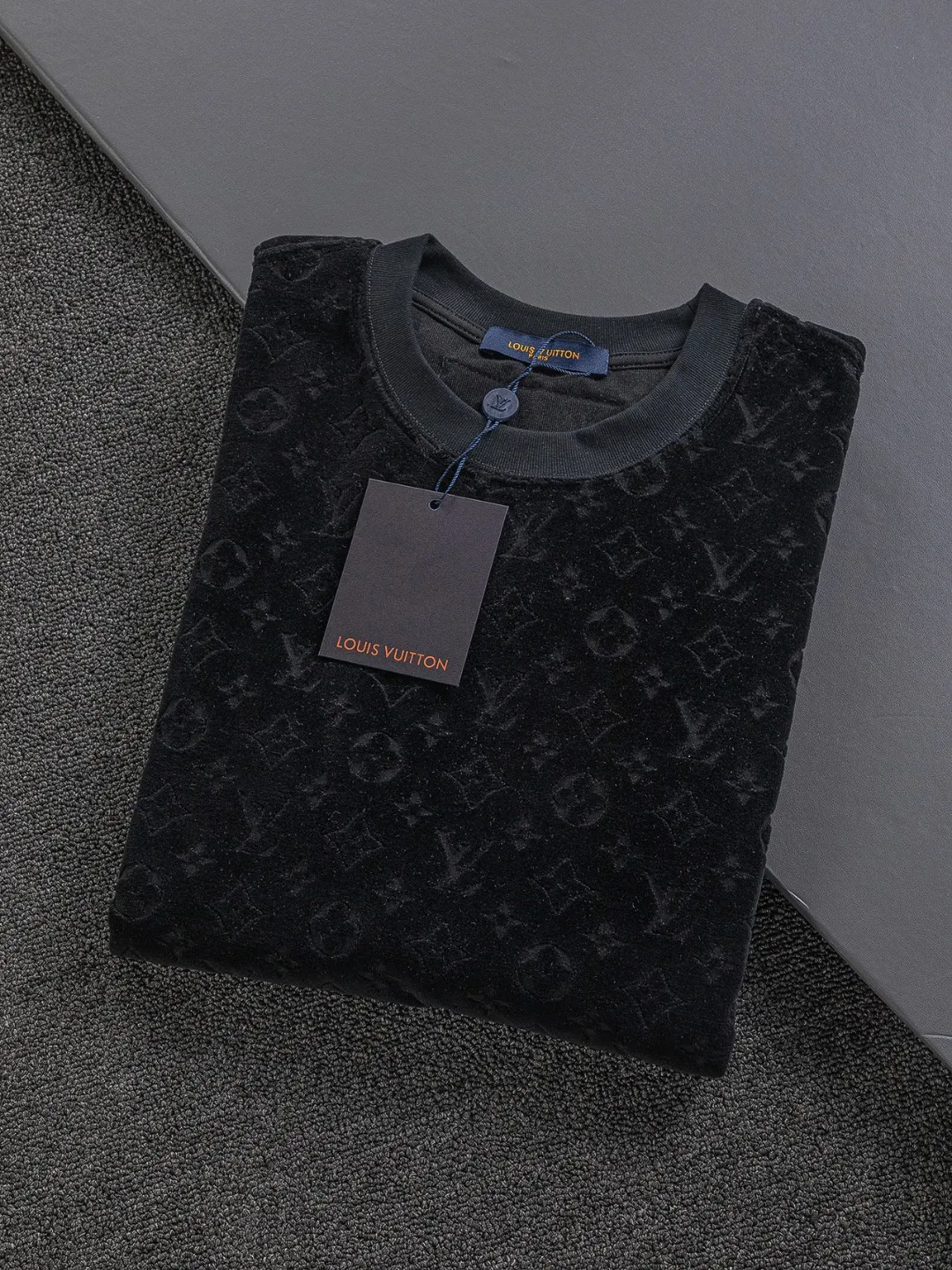 🅿️200 Louis Vuitton 1V slightly wide version S-Xl 25ss new product counter model will always be invincible, classic style, permanent boutique, timeless classic style, LV jacquard all-over printed towel sweater with logo🪡 embroidery pattern, short-sleeved T-shirt, cotton blended terry jersey fabric, original development. This comes from the 2025 beachwear limited series, the full logo jacquard towel highlights the classic Obliaue flower, with S-shaped round neck and topstitching, unique style, decorated with oblique jacquard all over, ribbed round neck with V-shaped topstitching, customized accessories, and the whole body is customized and developed according to the Y board... Complete with three labels, it can control various styles, paying tribute to LV Louis Vuitton's historic year! Coupled with the blessing of full-flower cotton material, both the comfort of the upper body is unparalleled. It can be said to be a must-have companion in summer. The excellent breathability and comfortable wearing feeling are unparalleled ~ recommended! ! Same style for men and women! Color: Black White Size: S-XL Size chart: S: Shoulder width 55-Bust 56-Length 71.5 M: Shoulder width 56.5-Bust 58-Length 73 L: Shoulder width 58-Bust 60-Length 74.5 XL: Shoulder width 59.5-Bust 62-Length 76